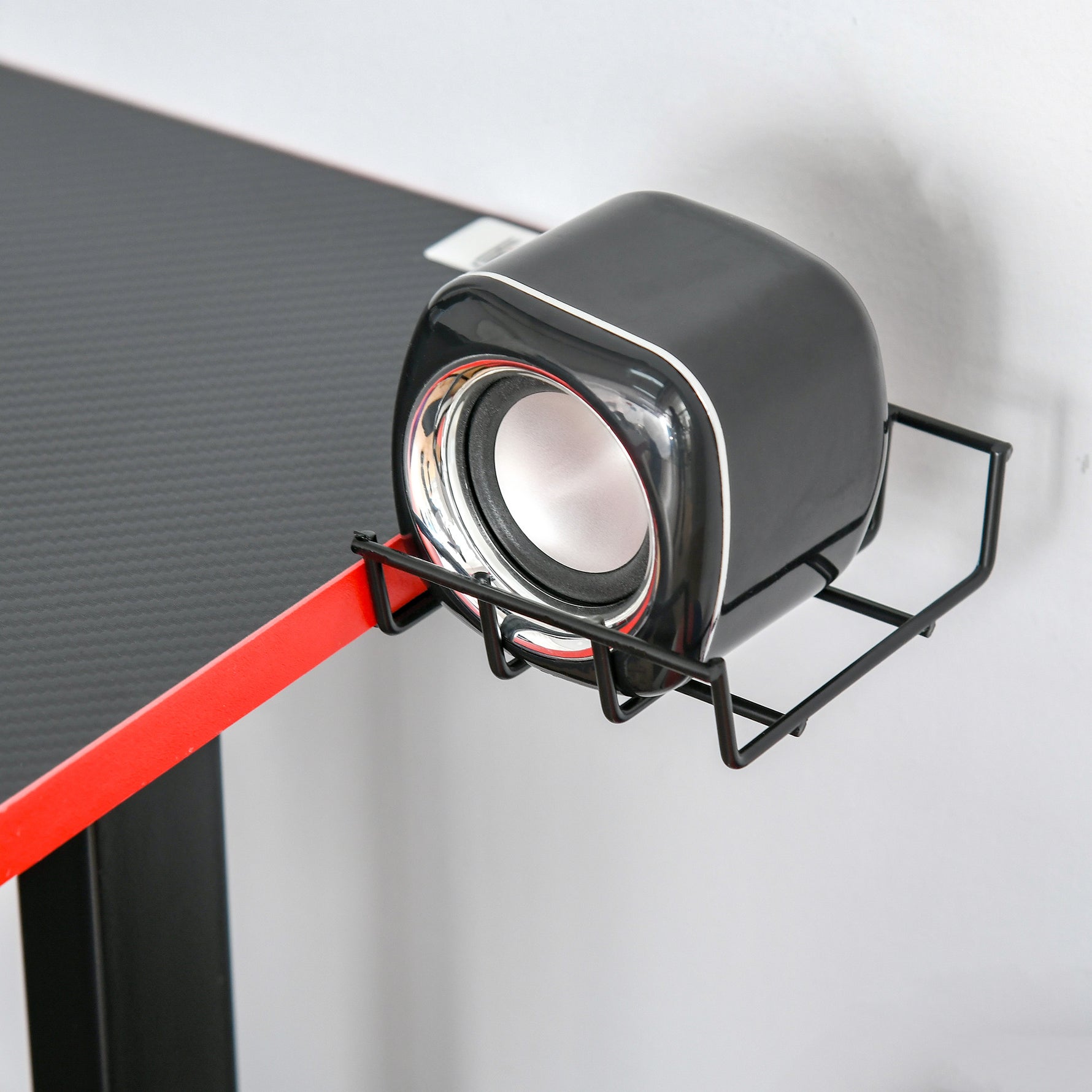Bureau gaming racing bureau gamer bureau informatique bracket supports casque enceintes porte-gobelet métal plateau MDF texture carbone rouge noir