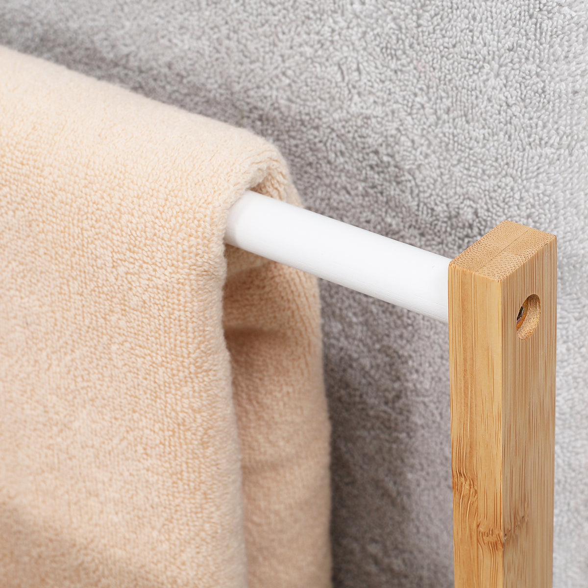 Porte-serviettes en bambou sur pieds avec 3 barres support pour serviette étagère de salle de bain - 48 x 25,8 x 94 cm
