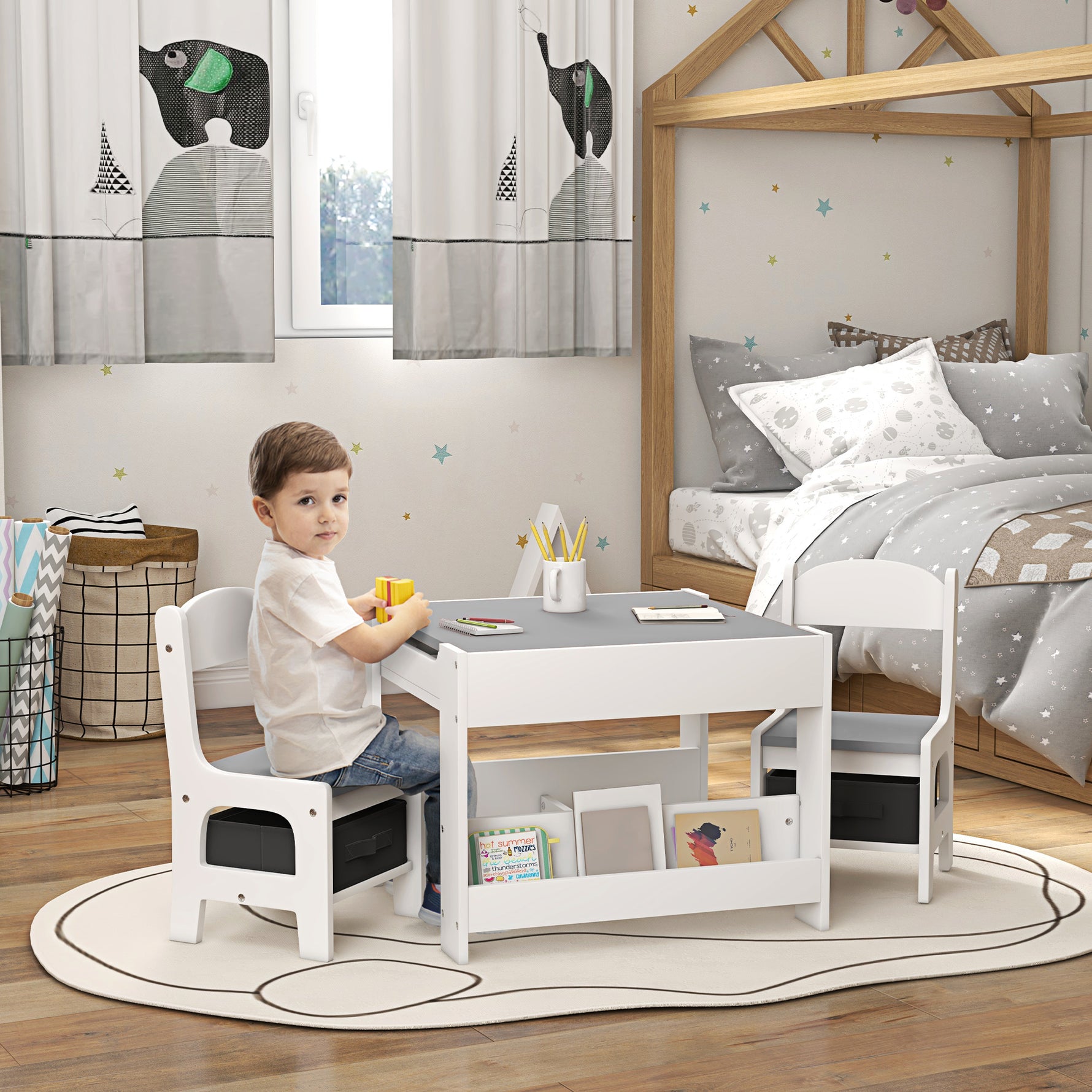 Ensemble 3 pièces table et 2 chaises pour enfant avec plateau réversible tableau noir, panier de rangement, étagères