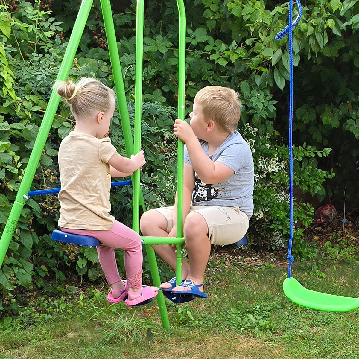 Altalena con struttura a portico 3 in 1 per bambini con 1 altalena a faccia a faccia e 2 sedili, altalena per bambini da esterno con struttura a A in metallo, altezza regolabile, portata 180 kg, 3+ anni, verde