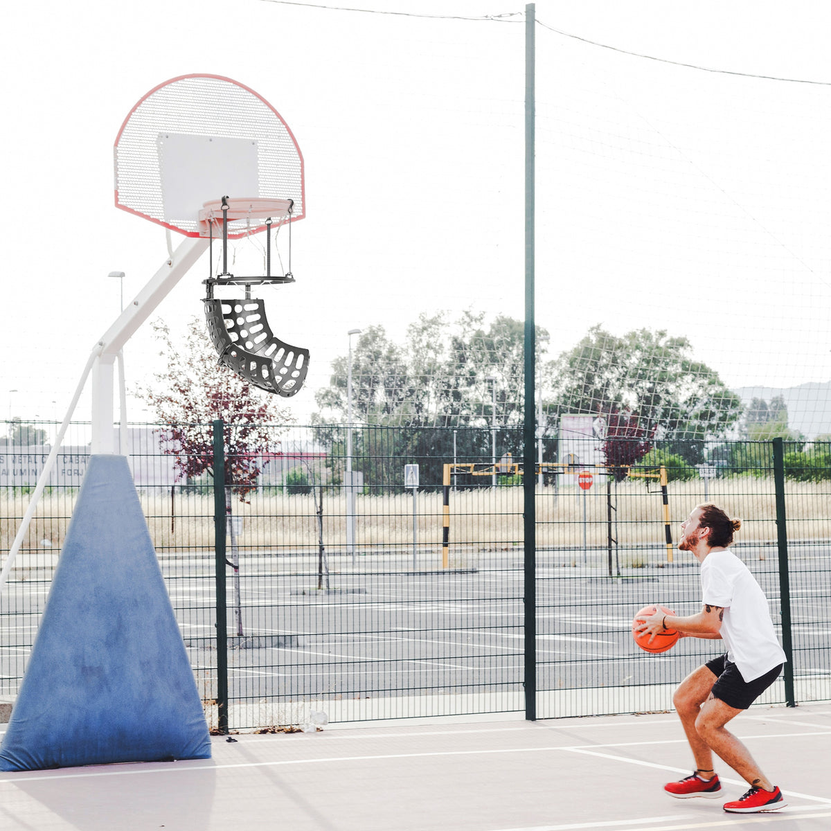 Sistema di ritorno palla da basket, dispositivo di rimbalzo, rotazione a 360°, 35,6 x 35,6 x 75,5 cm, nero