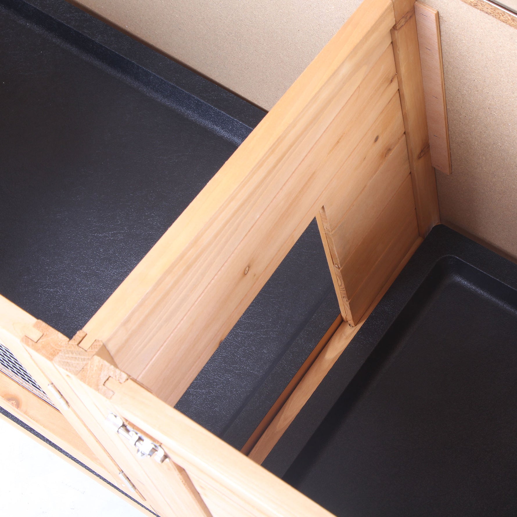Clapier sur pied cage à lapin avec toit bitumé ouvrant 2 portes verrouillables 2 tiroirs à déjection coulissants mangeoire bois de sapin traité dim. 112L x 50l x 54H cm bois naturel et noir