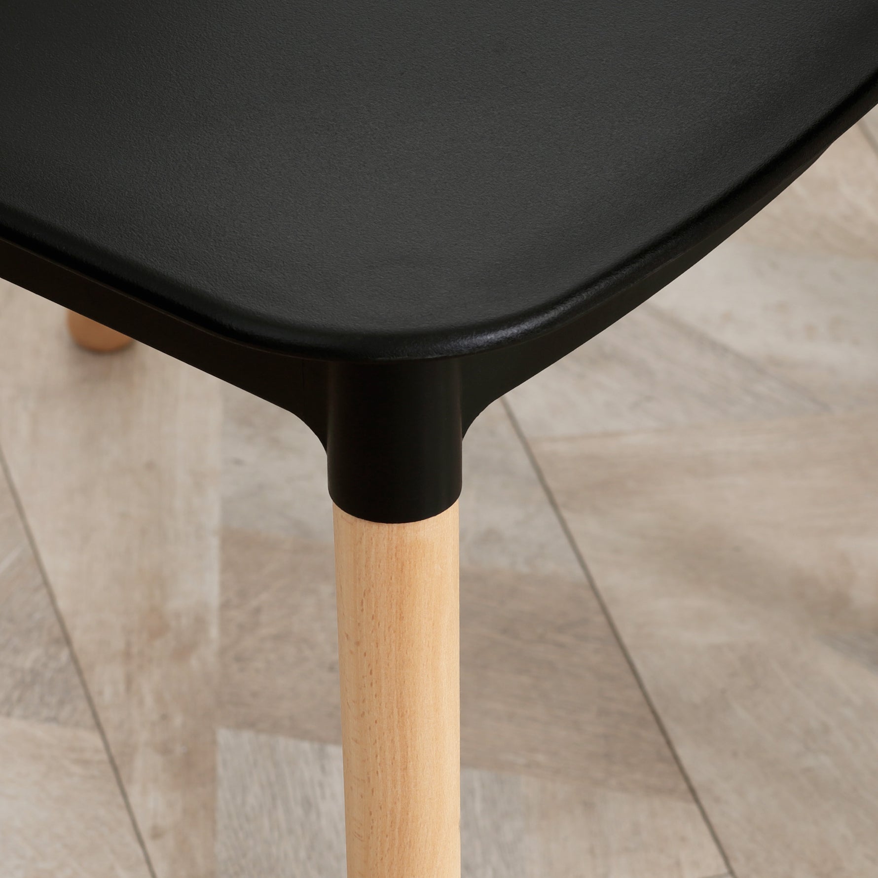Lot de 4 chaises style scandinave dossier haut assise en polypropylène pieds en hêtre 48 x 52,5 x 83 cm noir