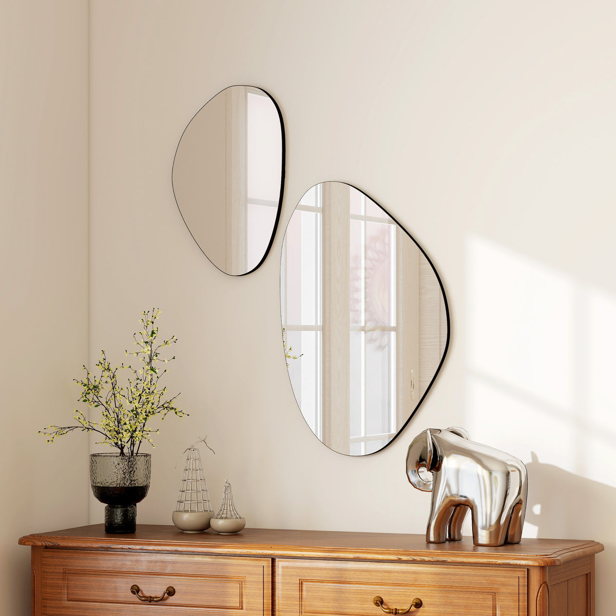 Set di 2 specchi da parete, specchi decorativi irregolari a forma di ciottolo, cornice in metallo, 70 x 46 cm/49,5 x 31 cm, nero