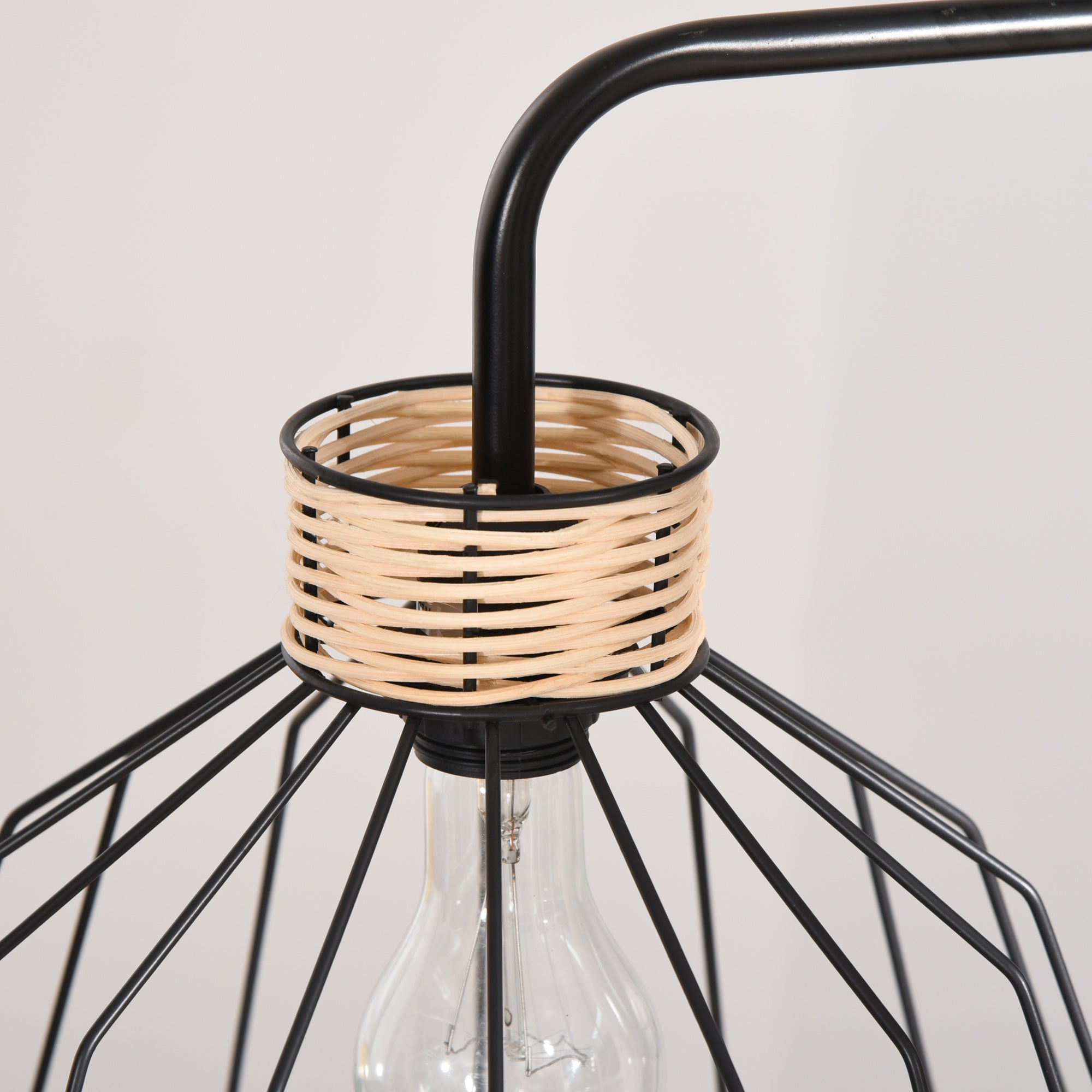 Lampadaire lampe à pied design élégant en métal avec décoration en rotin idéal pour maison bureau restaurant et café 44 x 34 x 154 cm noir