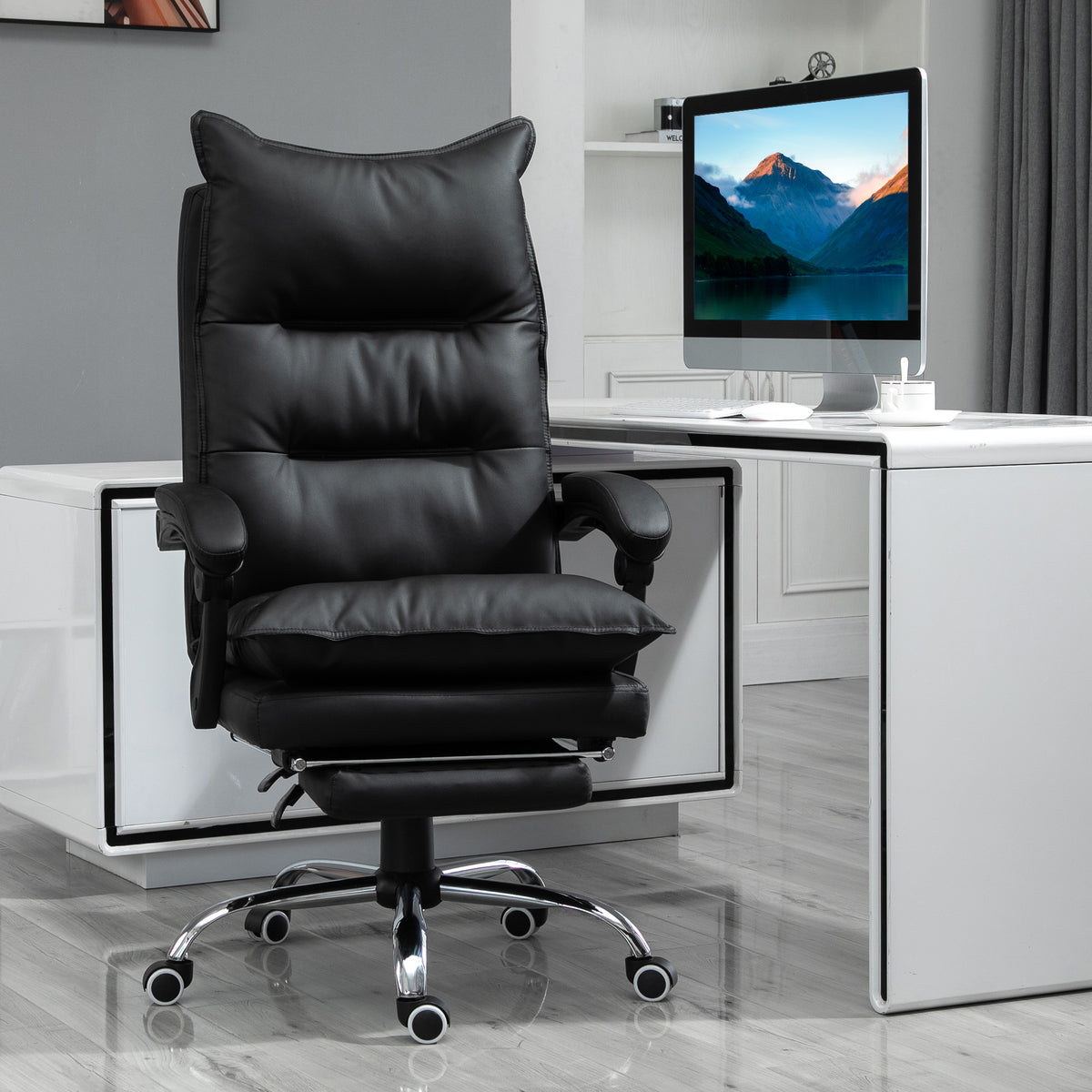 Fauteuil de bureau, chaise bureau ergonomique en similicuir avec large assise rembourrée, dossier inclinable, hauteur réglable, accoudoirs et repose-pied intégrés, charge 135 Kg, noir