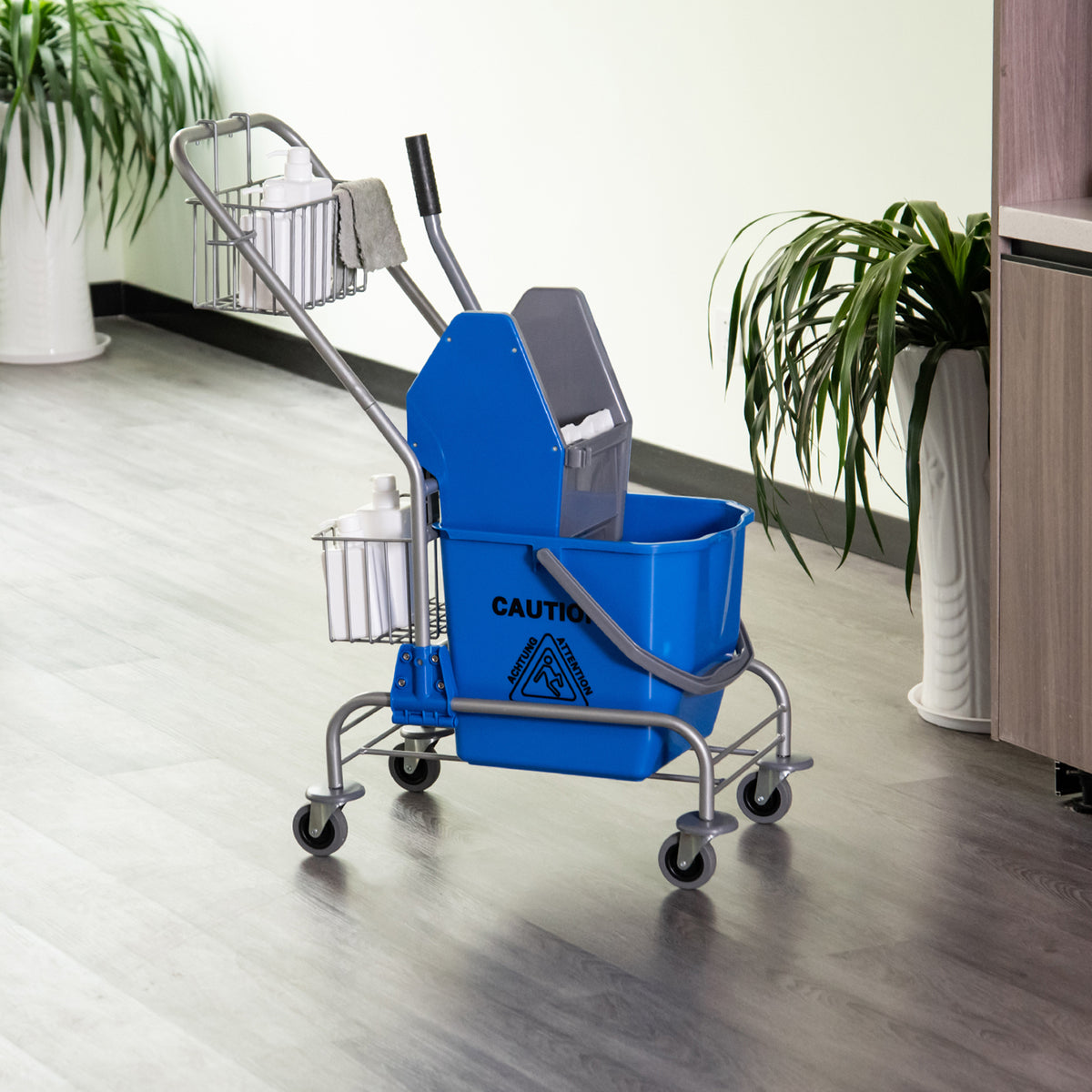 Carrello per pulizie carrello lavaggio carrello di pulizia professionale pressa a ganascia secchio 26 L + cestello portaoggetti dim. 73L x 45P x 95A cm blu