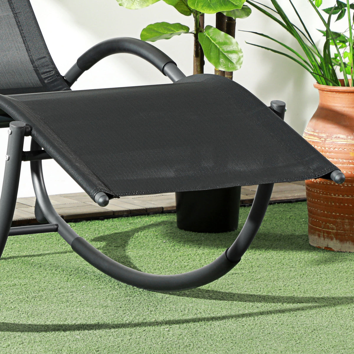 Chaise longue à bascule avec tétière utilisation extérieure intérieure noir