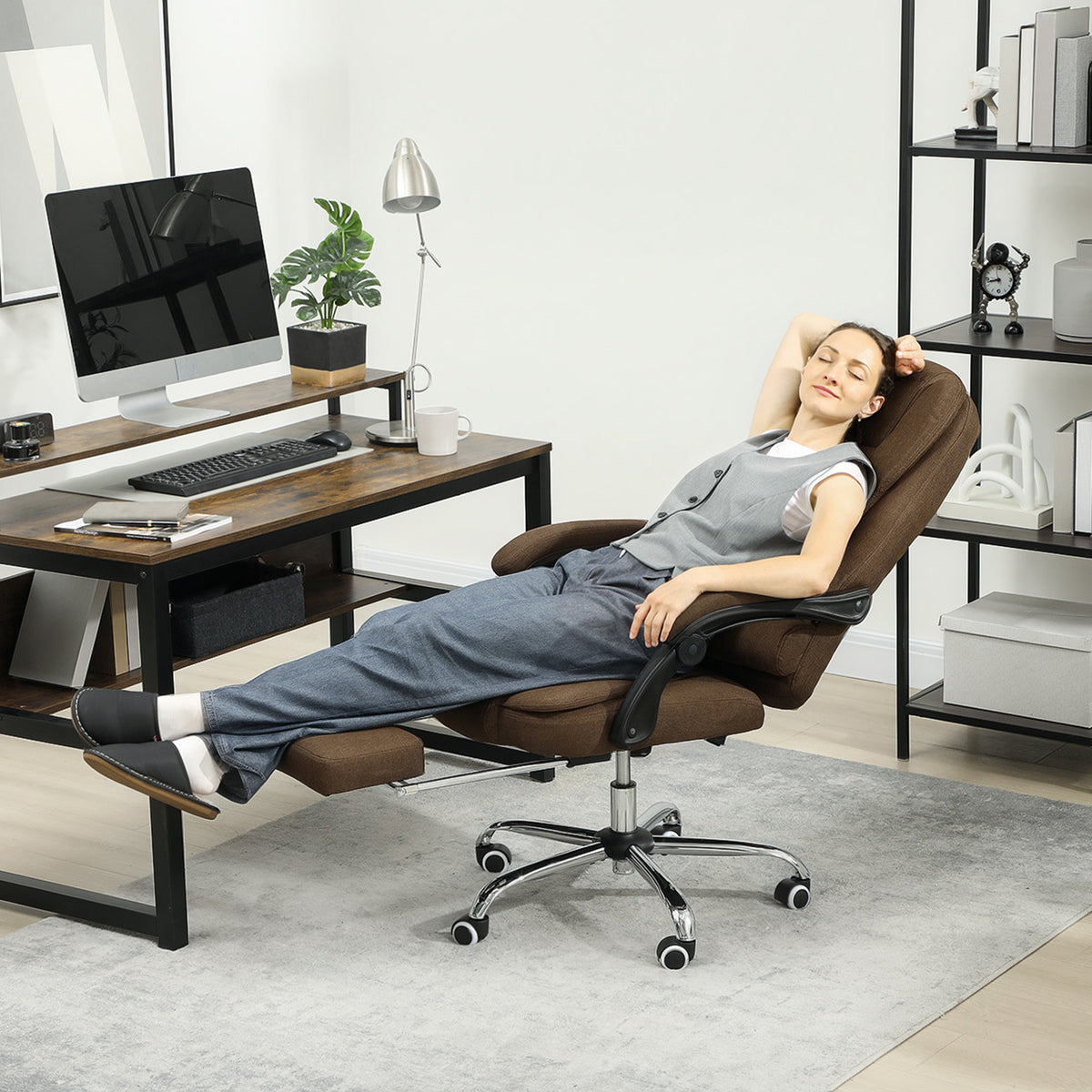Fauteuil de bureau avec hauteur réglable, dossier inclinable, repose-pied et accoudoirs rembourrés, marron