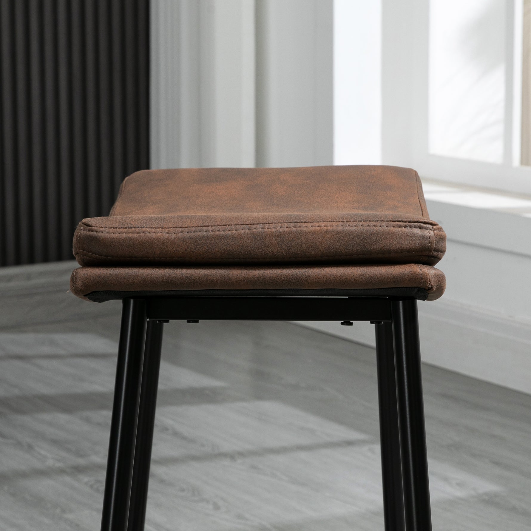 Lot de 2 tabourets de bar avec repose-pieds acier style industriel assise incurvée 48,5 x 38,5 x 68,5 cm marron noir